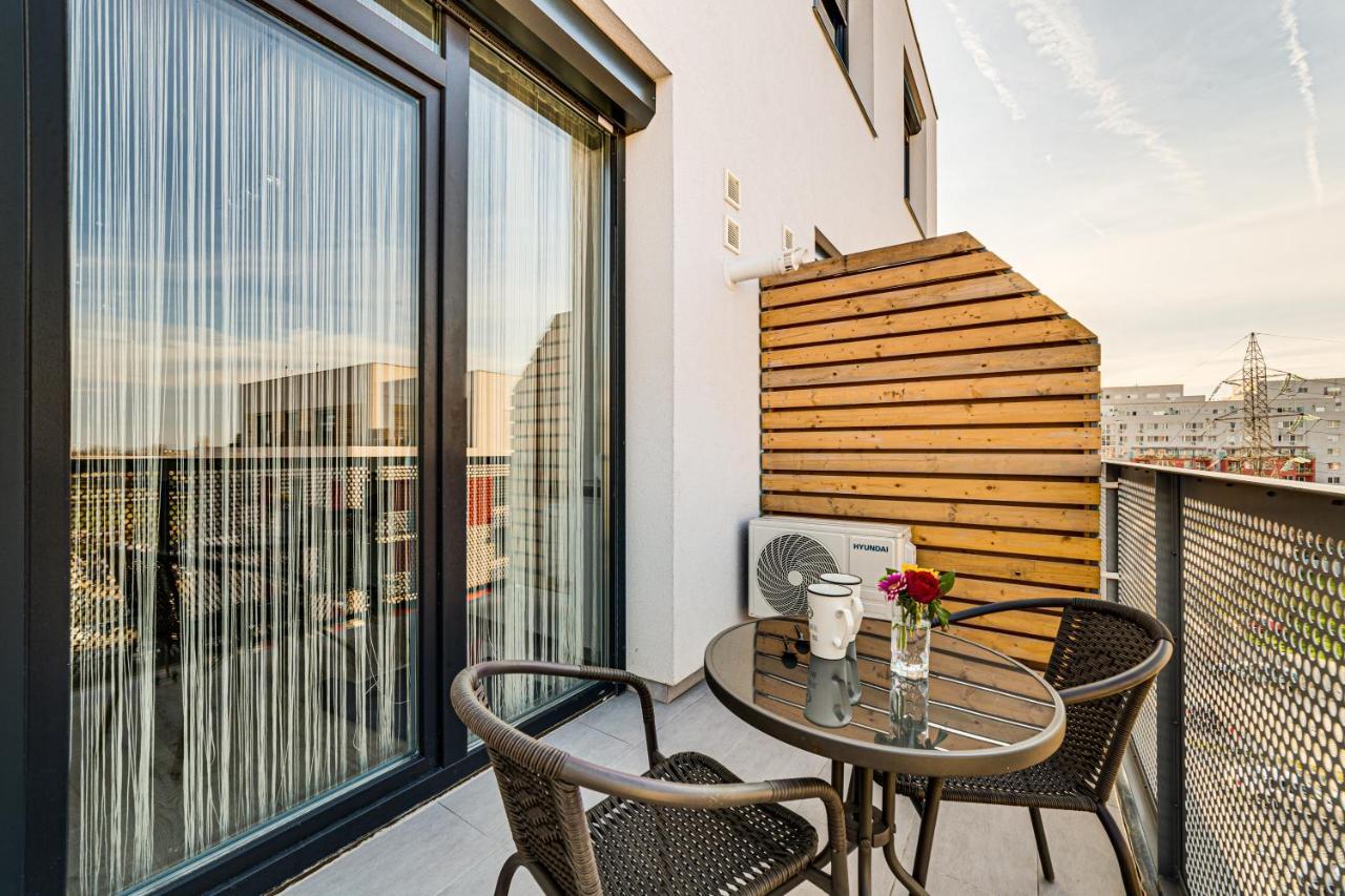 Ari Cinema Apartament With 2M Videoproiector Apartman Arad Kültér fotó